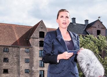 Atacan a la primera ministra danesa en la calle; sospechoso está bajo custodia