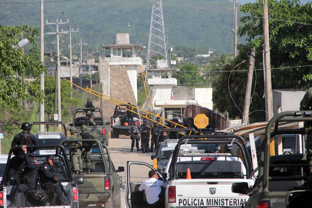 Dentro y fuera del Cereso de Acapulco se implementó un operativo en el que participaron militares, policías federales y estatales, ante la violencia registrada. (FRANCISCA MEZA. EFE)