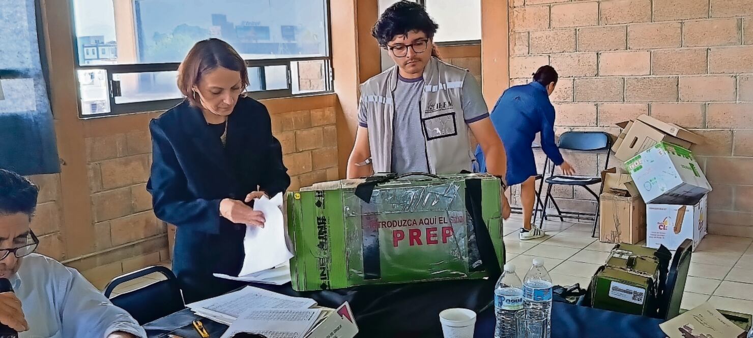 En el municipio de Naucalpan comenzó el cómputo distrital. El PREP le dio el triunfo al morenista Isaac Montoya. Foto: de Rebeca Jiménez. EL UNIVERSAL