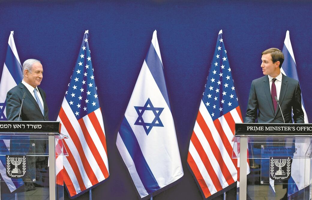 El premier israelí, Benjamín Netanyahu, y el asesor presidencial de EU, Jared Kushner, ayer en Jerusalén. Foto: DEBBI HILL. AP