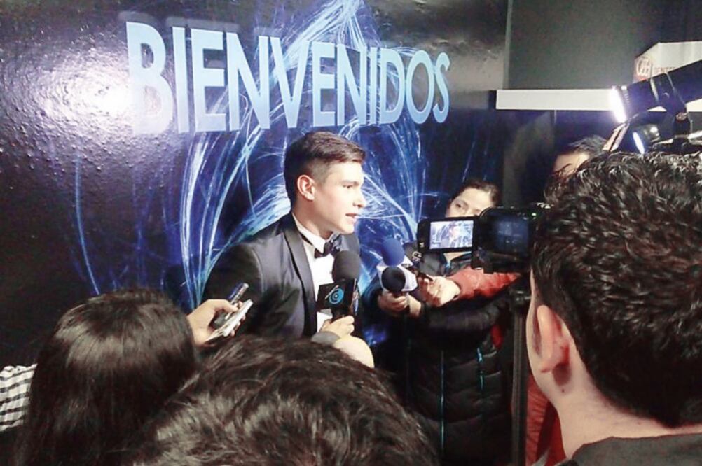 Gritó entre abrazos de sus familiares y lloró mientras sostenía el trofeo del ganador en el reality show (TOMADA DE TWITTER)