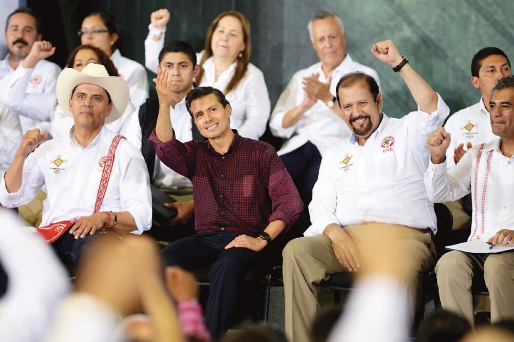 En compañía del gobernador de Nayarit, Roberto Sandoval (izq.), y del titular del Comité Ejecutivo Nacional de la CNC, Manuel Humberto Cota (der.), el presidente Enrique Peña Nieto inauguró el 78 Congreso de la Confederación Nacional Campesina