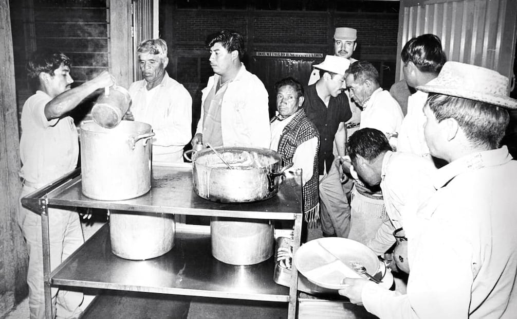 Hora del “rancho” en el penal de Toluca; así se llamaba a los alimentos en las cárceles. Cuando se autorizaban los festejos por la Independencia, los mismos prisioneros preparaban antojitos mexicanos para sus compañeros. Foto: ESPECIAL