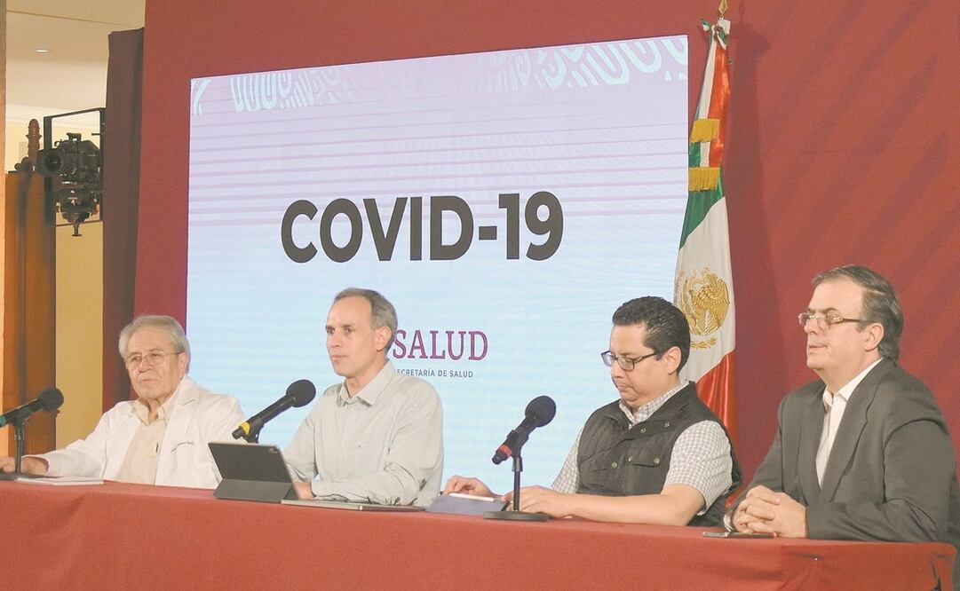 El subsecretario de Prevención y Promoción de la Salud, Hugo López-Gatell (segundo de izq. a der.), acompañado del titular de la Ssa, Jorge Alcocer (primero), y del canciller Marcelo Ebrard (último), llamó a la prevención. Foto: CARLOS MEJÍA. EL UNIVERSAL
