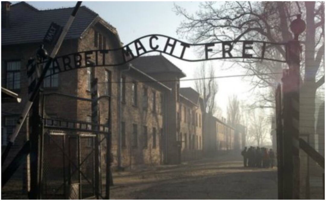 La "casita" en cuestión era una réplica del campo de exterminio de Auschwitz, incluso con la inscripción "El trabajo libera" iluminada en la puerta de entrada