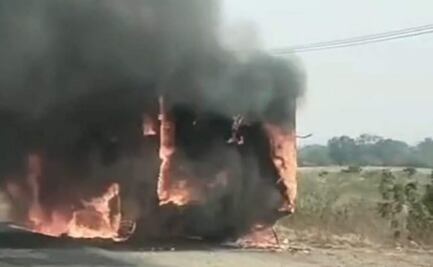 Se incendia autobús con pasajeros en carretera de Oaxaca; logran salir de la unidad