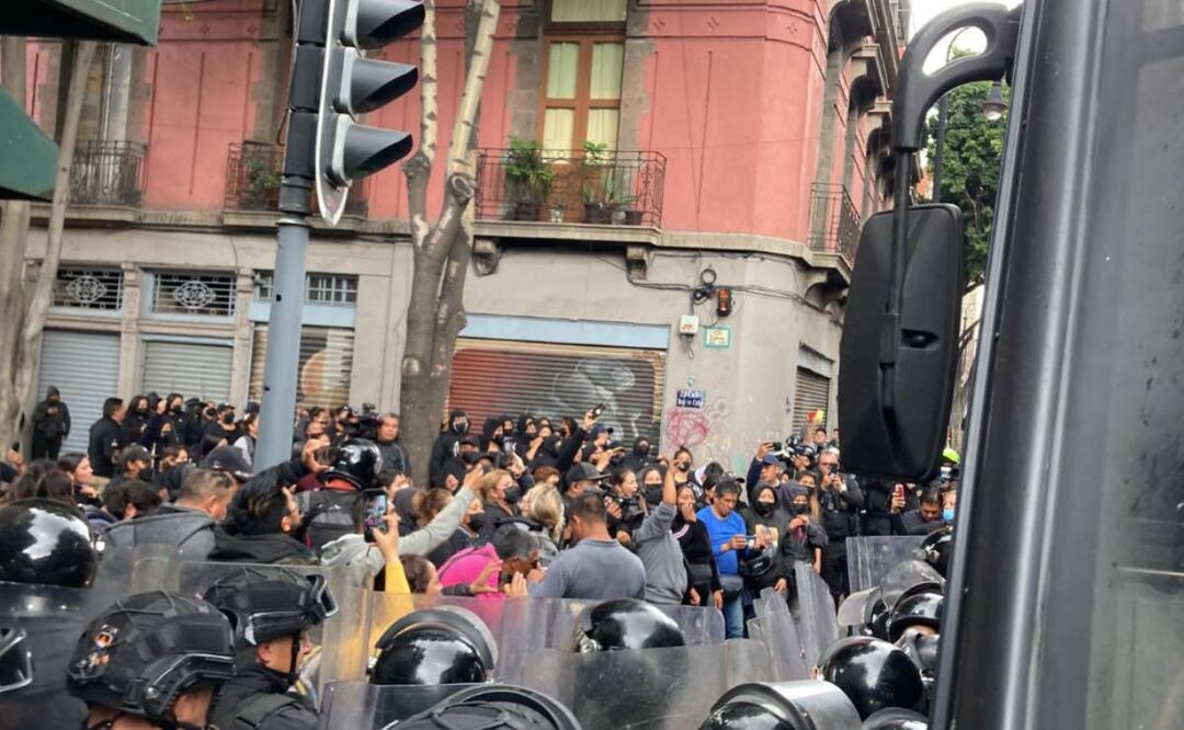 Grupo feministas tratando de llegar al Congreso de la CDMX Foto: Especial