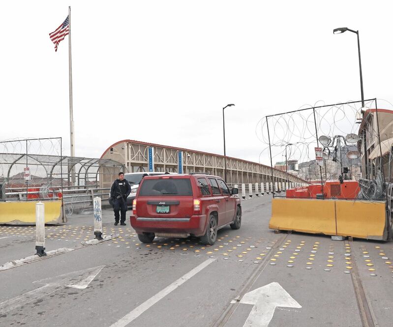 En la frontera entre México y Estados Unidos sólo se puede cruzar por cuestiones laborales, médicas y comerciales. Foto: ARCHIVO EL UNIVERSAL