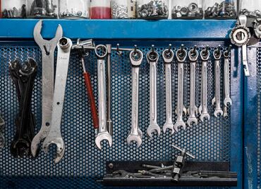 Qué herramientas llevar en el auto para hacer un viaje por carretera