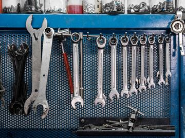 Qué herramientas llevar en el auto para hacer un viaje por carretera