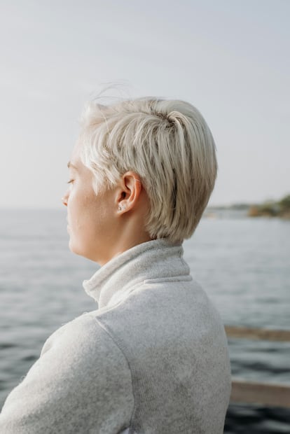 El cabello con canas en requiere cuidados clave en la playa. Foto: Unsplash