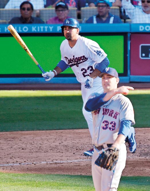 Adrián González estará como relevo para el juego de media campaña. Foto: MARK J. TERRILL. AP