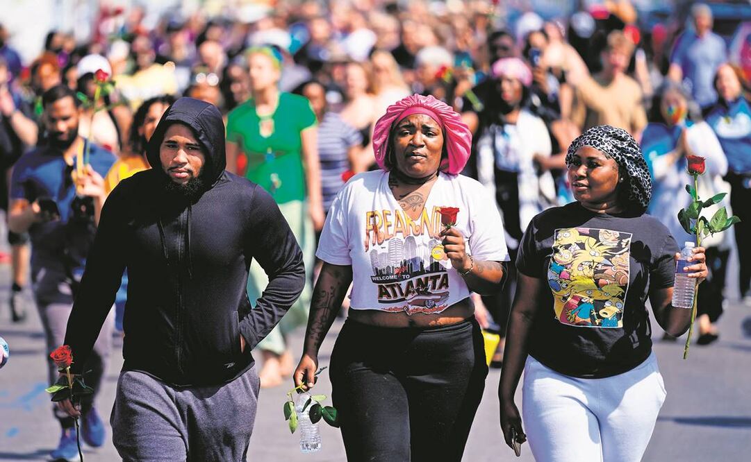 Residentes de Buffalo se congregaron desde temprana hora en el estacionamiento del supermercado en donde se realizó el calificado como crimen racial. Foto: Matt Rourke/AP