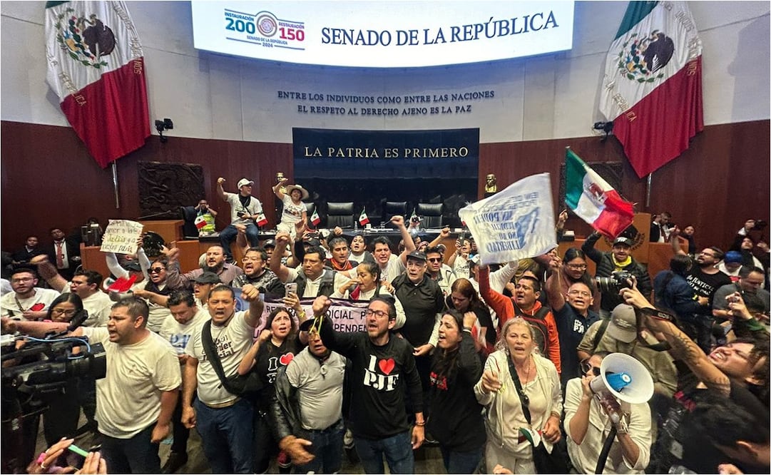 Trabajadores del Poder Judicial dan portazo en el pleno del Senado. Foto: Berenice Fregoso/EL UNIVERSAL