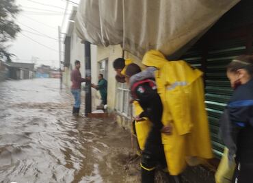 Afectaciones por lluvia llegan hasta Ixtapaluca; trasladan a personas en lanchas