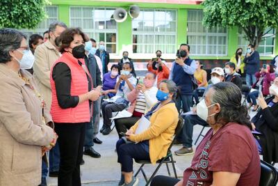 Delfina Gómez recorre centros de vacunación para docentes en el Edomex