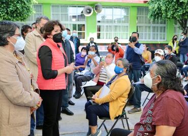 Delfina Gómez recorre centros de vacunación para docentes en el Edomex