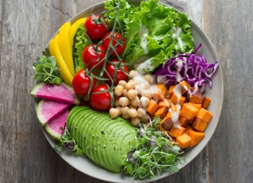 Alimentos que deben estar en tu dieta para tener un equilibrio hormonal femenino