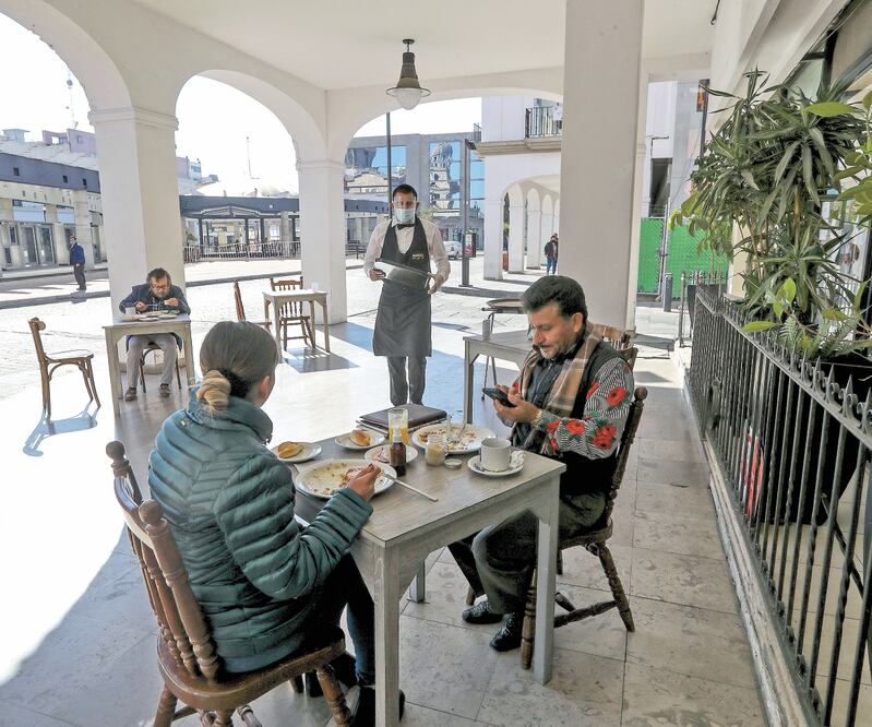 Durante los fines de semana, restaurantes y centros comerciales podrán ofrecer alimentos sólo para llevar. ARCHIVO EL UNIVERSAL