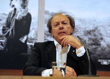 Javier Marías: Parece que, con saber leer y escribir, uno ya puede hacer una novela