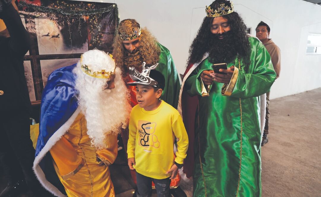 Tras depositar su carta, niños se tomaron la foto con los Reyes. Foto: de CARLOS MEJÍA. EL UNIVERSAL
