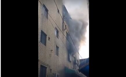 Mujer lanzó de cuarto piso a sus hijos para salvarlos