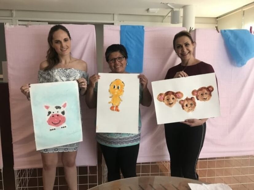 Mujeres pintan con su cuerpo contra el cáncer