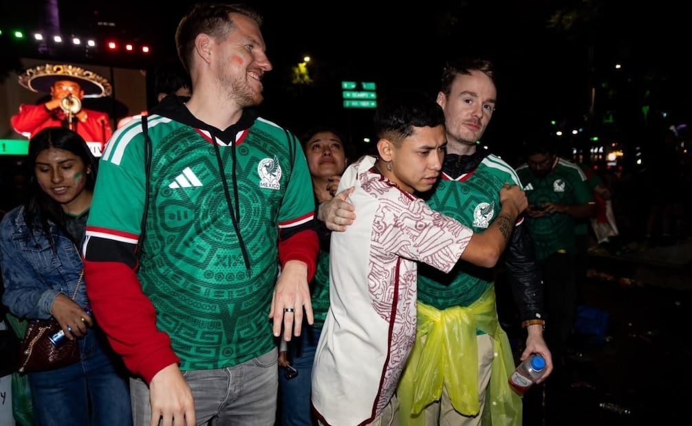 Lágrimas y desánimo entre los aficionados que se encuentran en el Ángel de la Independencia, después la derrota de México ante Inglaterra. Foto Hugo Salvador/ El Universal