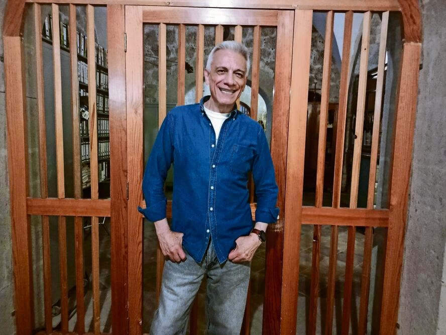 Juan Carlos Barreto se convierte en Néstor, un anticuario que recupera objetos que tienen hechizos o embrujos, y los pone en una bóveda. Foto: de Armando Pereda. El Universal