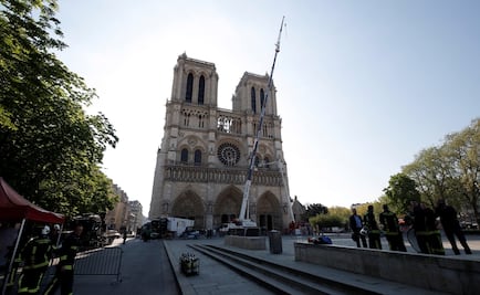 Ministros de Cultura contemplan relicario con corona de espinas de Cristo