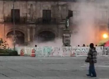 Feministas prenden fuego a fachada del Congreso en el Estado de México