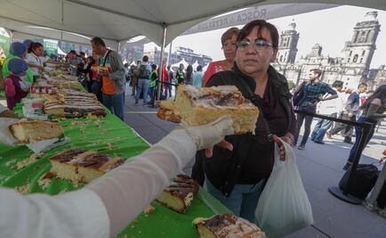 Capitalinos acuden a partida de Rosca de Reyes en el Zócalo