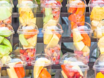 Por qué no debes comprar fruta cortada