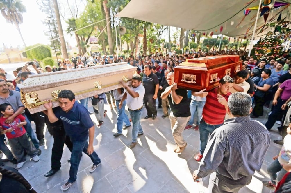 Los féretros de las vendedoras Clara, Desideria y Ángeles fueron acompañados por cientos de pobladores de Tultepec a la parroquia de la Virgen de Loreto. (EDGARD GARRIDO. REUTERS)