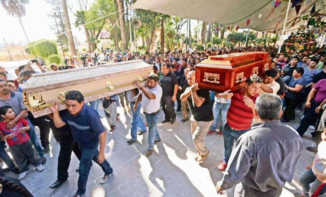 Los féretros de las vendedoras Clara, Desideria y Ángeles fueron acompañados por cientos de pobladores de Tultepec a la parroquia de la Virgen de Loreto. (EDGARD GARRIDO. REUTERS)
