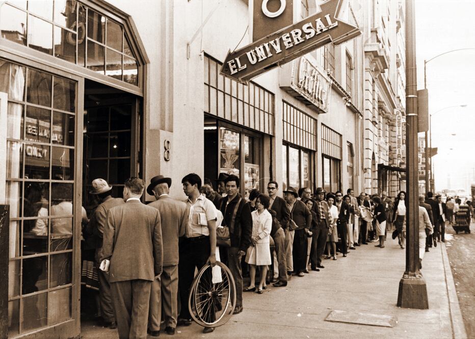 Una escena cotidiana frente a las oficinas de EL UNIVERSAL, en la que se aprecia la larga fila que se hacía para colocar un anuncio en los años sesenta (ARCHIVO. EL UNIVERSAL)