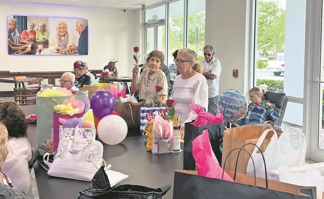 En una residencia para ancianos en Los Ángeles, Florida, también celebraron a las mamás. Foto: ESPECIAL CLÍNICA LOS ÁNGELES EN NAPLES, FLORIDA