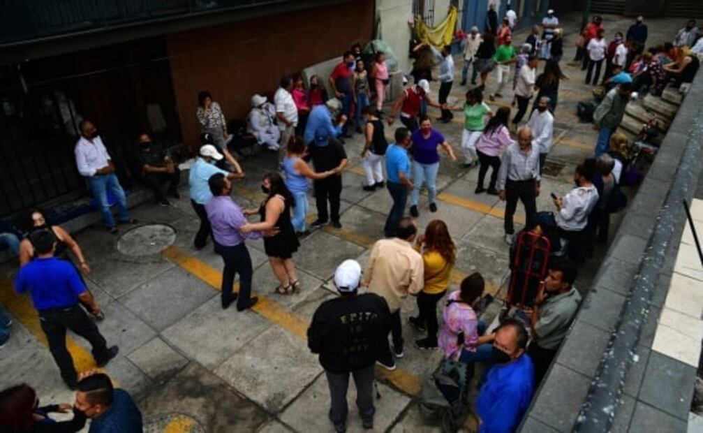 Vacunan a AMLO, inflación, deserción escolar y contaminación, entre las fotos de la semana