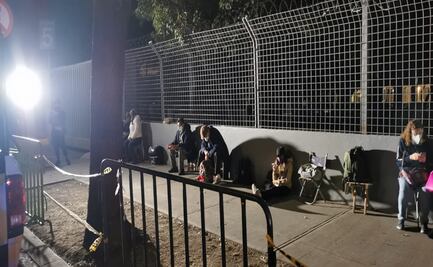 Hacen filas 12 horas antes para recibir vacunas contra Covid-19 en Palacio de los Deportes 