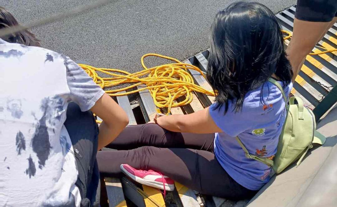 La mujer cayó cuando tendían un lazo en la autopista de cuota de Periférico Norte y el conductor de un auto no se detuvo. Foto: Rebeca Jiménez. EL UNIVERSAL