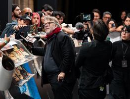 Guillermo del Toro consiente a sus fans mexicanos; el cineasta repartió fotos, firmas y hasta abrazos
