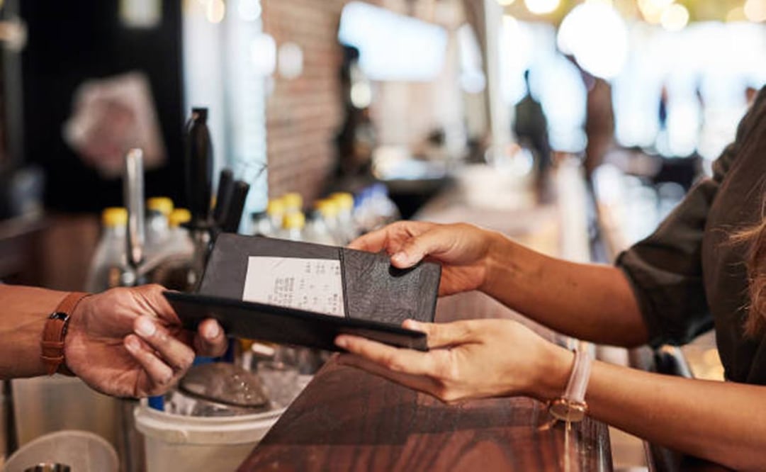 Alertan que “la industria está pasando por un momento complicado porque hay muchos más restaurantes, han crecido muchos nuevos restaurantes, hay muy pocas barreras de entrada para poder poner un restaurante. Sin embargo, el número de comensales ha disminuido particularmente en el mercado local”. Foto: iStock