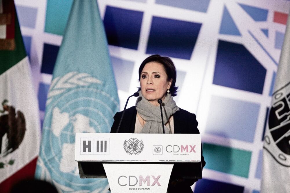 Rosario Robles (Sedatu) participó en la reunión “Financiar el desarrollo urbano: el reto del milenio”, donde expuso que las ciudades se han expandido de manera descontrolada y están desintegradas (ALEJANDRO ACOSTA. EL UNIVERSAL)