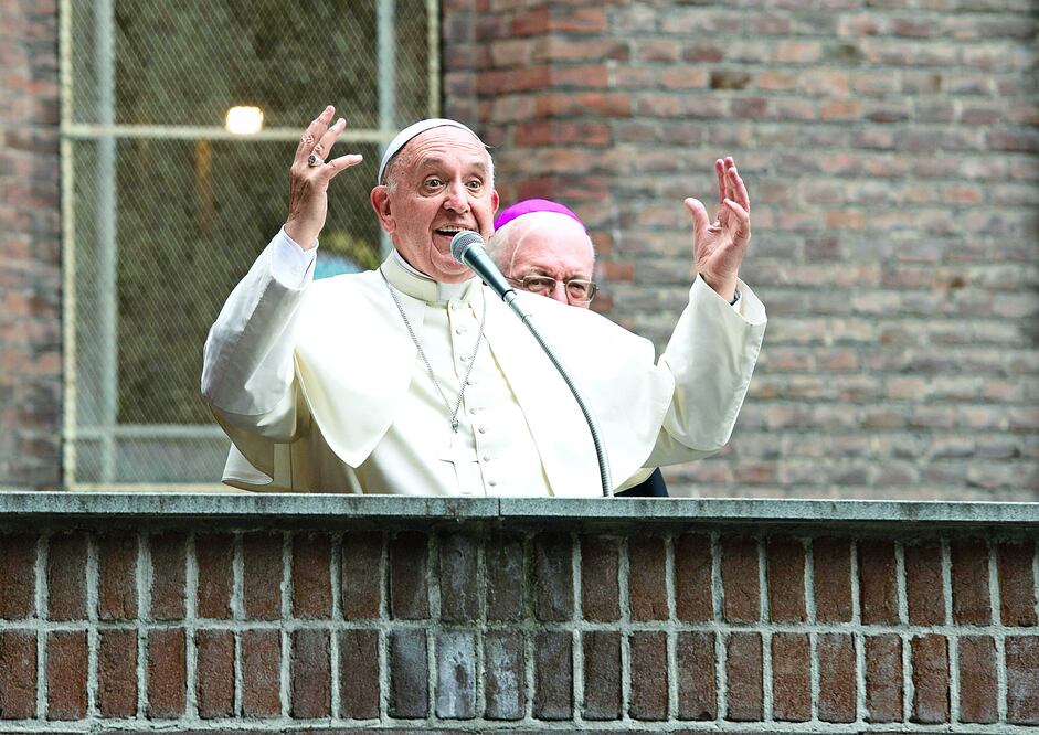 Francisco, a su llegada al hospital Cottolengo de Turín, Italia, el domingo. El Papa ha pedido afrontar “sin miedos” los temas delicados para la Iglesia (AP)