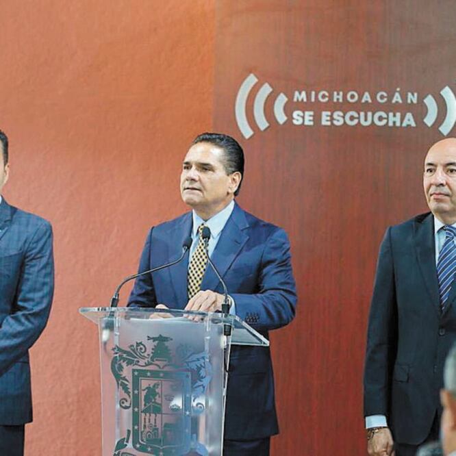En conferencia de prensa, el gobernador de Michoacán, Silvano Aureoles (centro), condenó los recientes ataques a militares en la región. TOMADA DE TWITTER