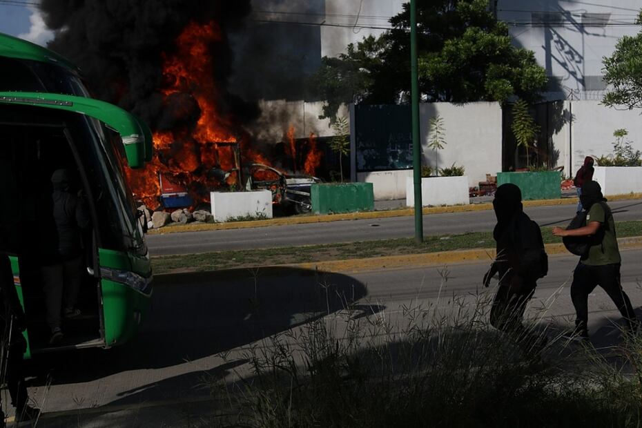 Integrantes de la Federación de Estudiantes Campesinos y Socialistas de México (FECSM) lanzaron bombas molotov y quemaron tres camionetas frente al Palacio de Justicia de Iguala. Foto: EFE/José Luis de la Cruz