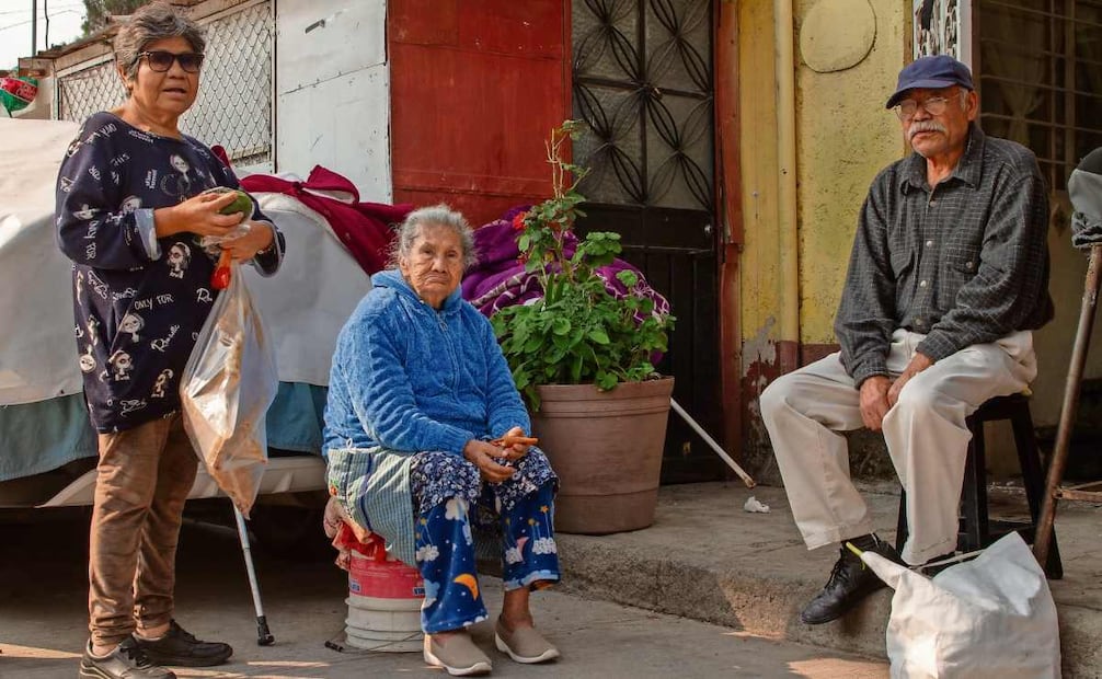 La familia Gasca Martínez tiene su casa de dos pisos sobre avenida Río Tacubaya, a unos 15 metros del paso del tren. Foto: Santiago Reyes / EL UNIVERSAL
