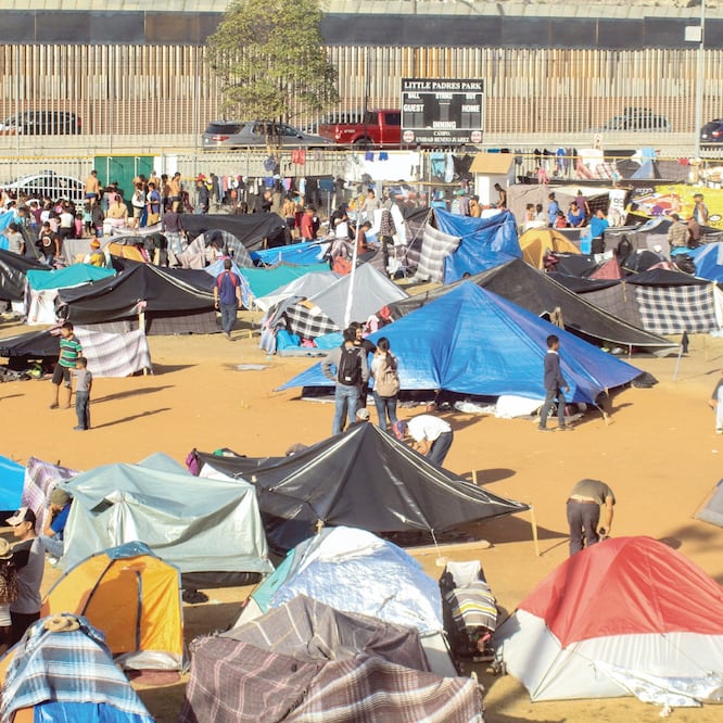 Miles de migrantes centroamericanos improvisaron un albergue en una unidad deportiva de Tijuana. Algunos integrantes de la caravana dicen aguardar a quien los cruce para evitar registrarse en una larga lista de espera. (JOEBETH TERRÍQUEZ. EL UNIVERSAL)