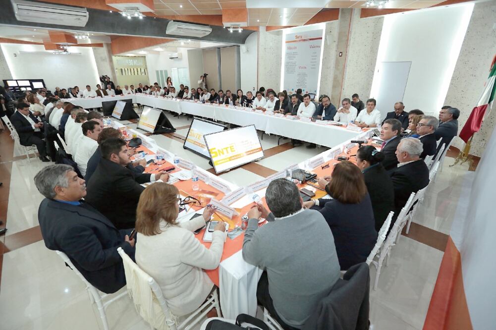 El dirigente del SNTE, Juan Díaz de la Torre, se reunió con integrantes de la Sección 32, encabezada por Lázaro Medina Barragán, y anunciaron beneficios para los docentes veracruzanos (ESPECIAL)