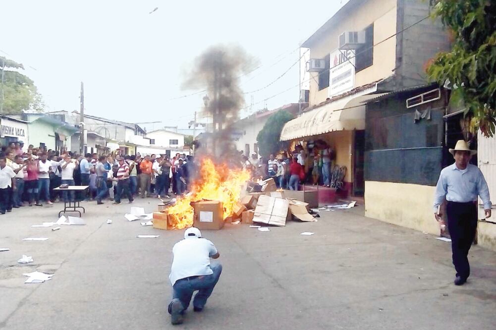 Los miembros de la CNTE fueron consignados por provocar daños a las instalaciones del INE y un batallón militar (ARCHIVO EL UNIVERSAL)